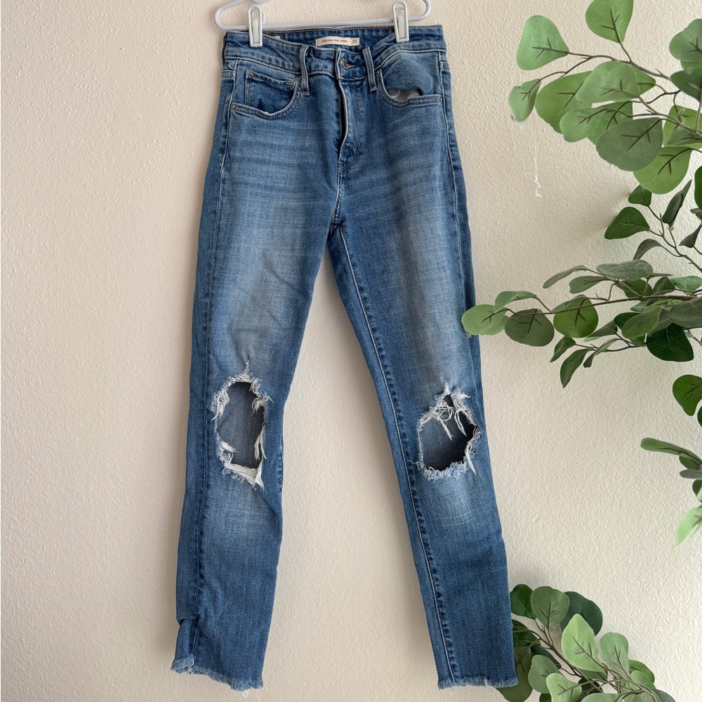 Levi ripped skinny jeans 
size 25 good condition
#womenslevis
#Levis